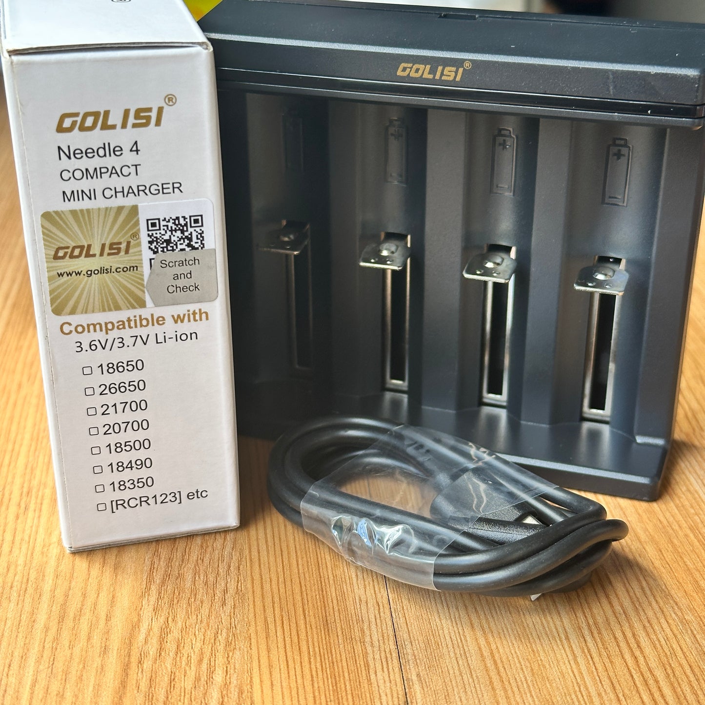 Golisi Needle 4 Compact mini charger 4-slot