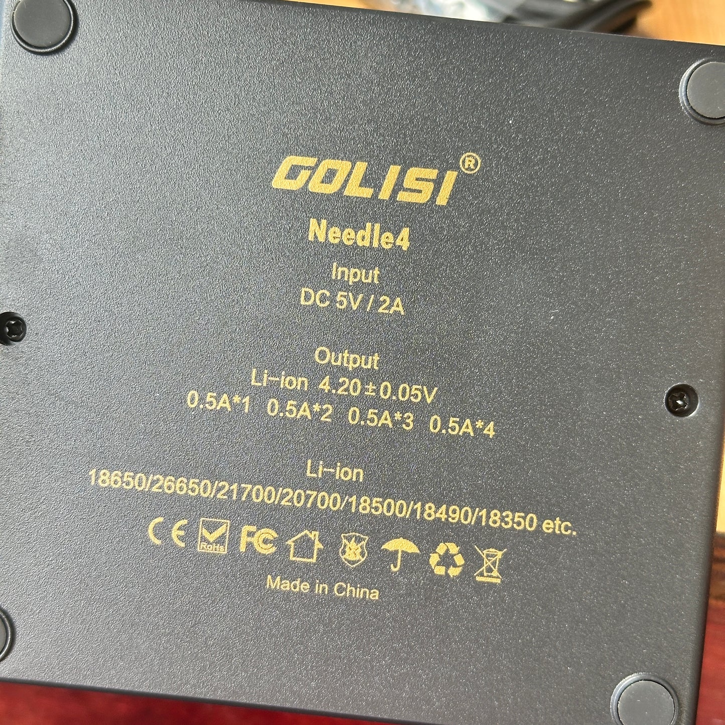 Golisi Needle 4 Compact mini charger 4-slot