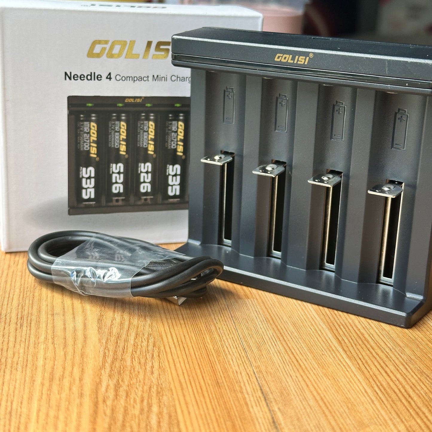 Golisi Needle 4 Compact mini charger 4-slot